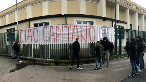 GALERIE FOTO | „Ciao capitano!”. Fanii și fotbaliștii Fiorentinei s-au strâns la stadionul Artemio Franchi. Suporterii au împânzit gardurile cu mesaje pentru Astori