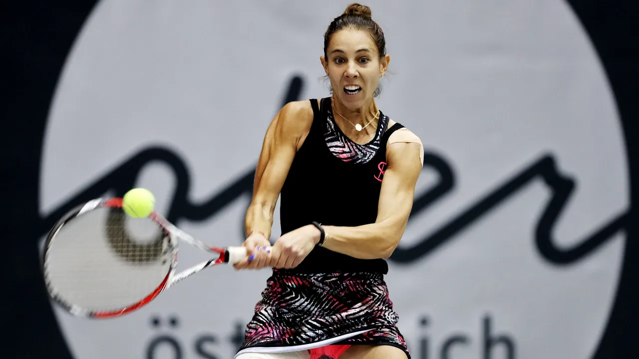 Visul frumos s-a încheiat pentru Mihaela Buzărnescu, în semifinalele turneului de la Linz. Strycova a învins-o, rămân poveștile cu părinții, gluma antrenoarei și zâmbetul: 