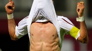 EXCLUSIV VIDEO | "Ne uitam la el și nu înțelegeam ce caută la noi. Apoi ne-a arătat cine e!" Străinul care a avut nevoie de un an pentru a se ridica deasupra nivelului Ligii 1 și secretul din spatele unui "mingicar" de succes