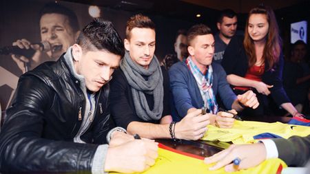 Vrei autograf? Costă 15 lei!** Fanii Stelei au fost nevoiți să plătească o taxă pentru a fi alături de jucători