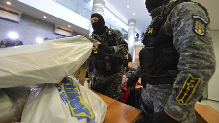 O grupare de români, responsabilă pentru dispariția a 12 milioane de dolari. În dosar apar nume din fotbal. "Avea calități excepționale, dar și niște probleme de caracter"