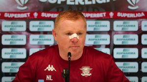 Neil Lennon a apărut bandajat la conferința de presă înainte de Rapid - CFR Cluj! Cum a explicat antrenorul accidentul suferit în Herăstrău! „Am crezut că sunt în Turul Franței”