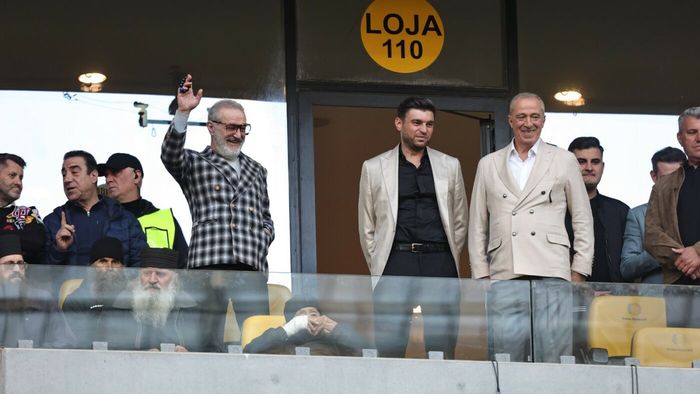 Cum a reacționat Gigi Becali când a văzut scenografia galeriei FCSB, care subordona rivalele Dinamo, Rapid, CFR Cluj şi Universitatea Craiova. Imagini de senzație cu miliardarul din Pipera