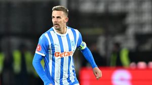 Fostul căpitan al Universității Craiova sare la gâtul contestatarilor lui Nicușor Bancu. „Nu a păcălit fotbalul niciodată. Stați în banca voastră”. EXCLUSIV