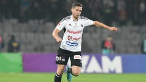 Alex Chipciu a ales să joace finala! Cartonașul roșu îl ajută pe căpitanul Universității. Ce spune regulamentul!