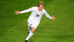 Forlan e de neoprit și la 36 de ani! VIDEO GENIAL | Triplă pentru uruguayan, un gol l-a dat de la peste 40 de metri
