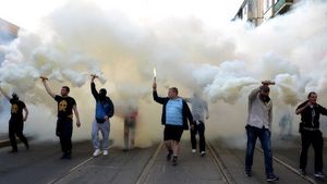 FOTO & VIDEO Ultrașii s-au bătut cu separatiștii. La Harkov, galeriile unite ale lui Dnipro și Metalist au fost atacate de un grup de persoane ce vor alipirea la Rusia