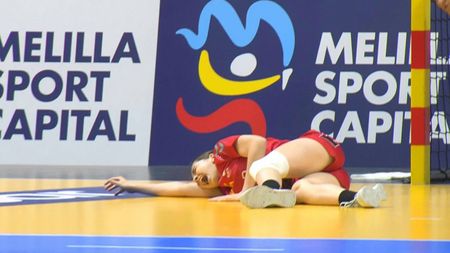 Accidentare horror pentru cea mai tânără handbalistă de la națională, chiar după primul gol marcat în tricoul României! A ieșit în lacrimi de pe teren
