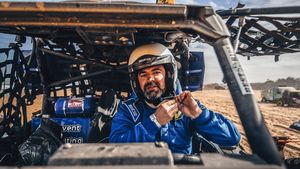 Manual de supraviețuire în deșert. Claudiu Barbu, pilotul român care a terminat Africa Eco Race fără navigator, a făcut dezvăluiri senzaționale la ProSport LIVE. "Atunci nu mă puteam opri din plâns" | VIDEO 