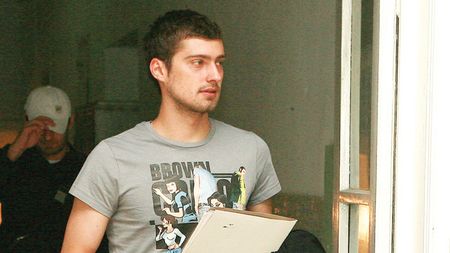 "Și-n Anglia iau fotbaliștii pastile de slăbit, **dar numai sub supravegherea medicului!"