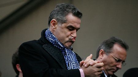 Petrescu l-a luat peste picior pe unul dintre steliștii intrați în grațiile lui Gigi:** "Tu cu sticlele astea vrei să joci fotbal?" :))