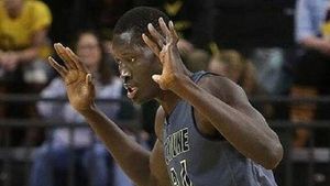 POZA ZILEI "Ă‚sta chiar joacă baschet?" Diferență enormă între doi jucători în campionatul universitar american