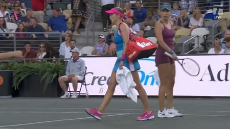 Scântei între două jucătoare de top la Charleston! Belinda Bencic și Shelby Rogers și-au aruncat cuvinte grele în timpul meciului | VIDEO
