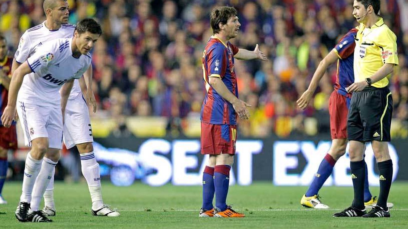 Cine ne arbitrează în această seară? Spaniolul Mallenco a arătat de 9 ori cartonașul galben într-un meci de la CM 2010