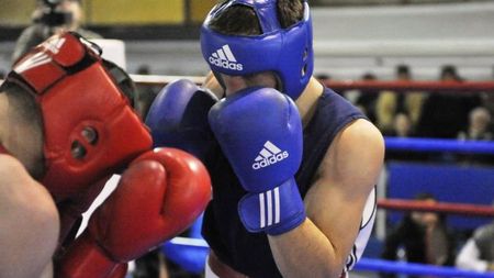 Viciere de rezultat la Naționalele de box pentru tineret. A luptat 55 de secunde, s-a accidentat, dar a fost declarat învingător la puncte