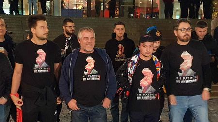 Suporterii FCSB au pornit protestul împotriva lui Gigi Becali la meciul cu Rapid: „Fii patron, nu antrenor!”. Comparația genială cu Constantin Brâncuși și Ryan Reynolds: „Își bate joc de un bun național, ne-am săturat!”  | VIDEO