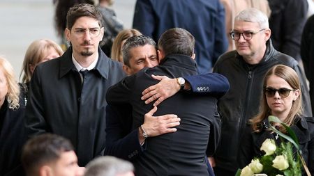 Cine l-a însoțit pe Meme Stoica la înmormântarea lui Mircea Lucescu