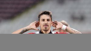 Ca și plecat de la Dinamo, Hanca a ales să plece din Europa pentru noaptea dintre ani. Unde a petrecut mijlocașul, alături de soția sa