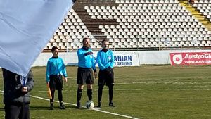 Arbitrul Alexandru Tudor, omul de mare încredere al lui Gigi Becali, a revenit în iarbă la vârsta de 53 de ani! Imagini fabuloase cu „centralul” poreclit „Brad Pitt de România”. SPECIAL