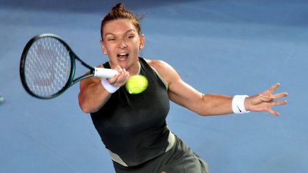 Imagini pentru istorie: Simona Halep s-a retras şi a împărțit ultimele clipe din carieră cu mama ei, Tania Halep, şi cu tatăl ei, Stere Halep