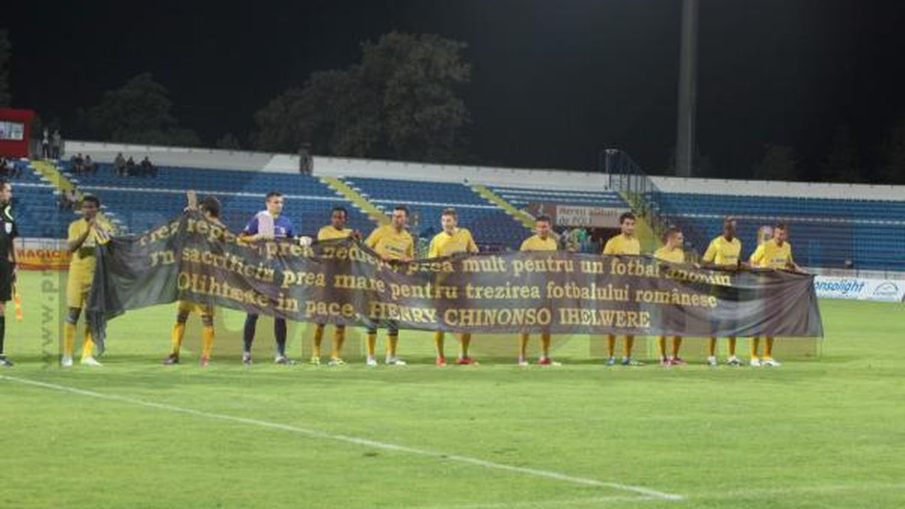Emoționant!** Jucătorii Petrolului au afișat un mesaj înaintea meciului cu Iași în memoria lui Henry, jucătorul Deltei Tulcea decedat pe teren