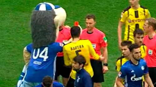 Cea mai tupeistă mascotă! :) Ce i-a făcut arbitrului de la Schalke – Borussia Dortmund, după o gafă a acestuia