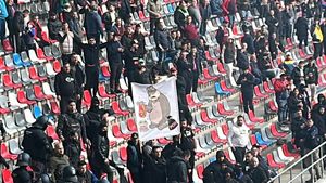 Conflict între suporteri pe Ghencea, la CSA Steaua - Dinamo! „Câinii” au aruncat cu torțe în fanii de la Tribuna a 2-a și astfel s-a pornit primul scandal al serii | VIDEO