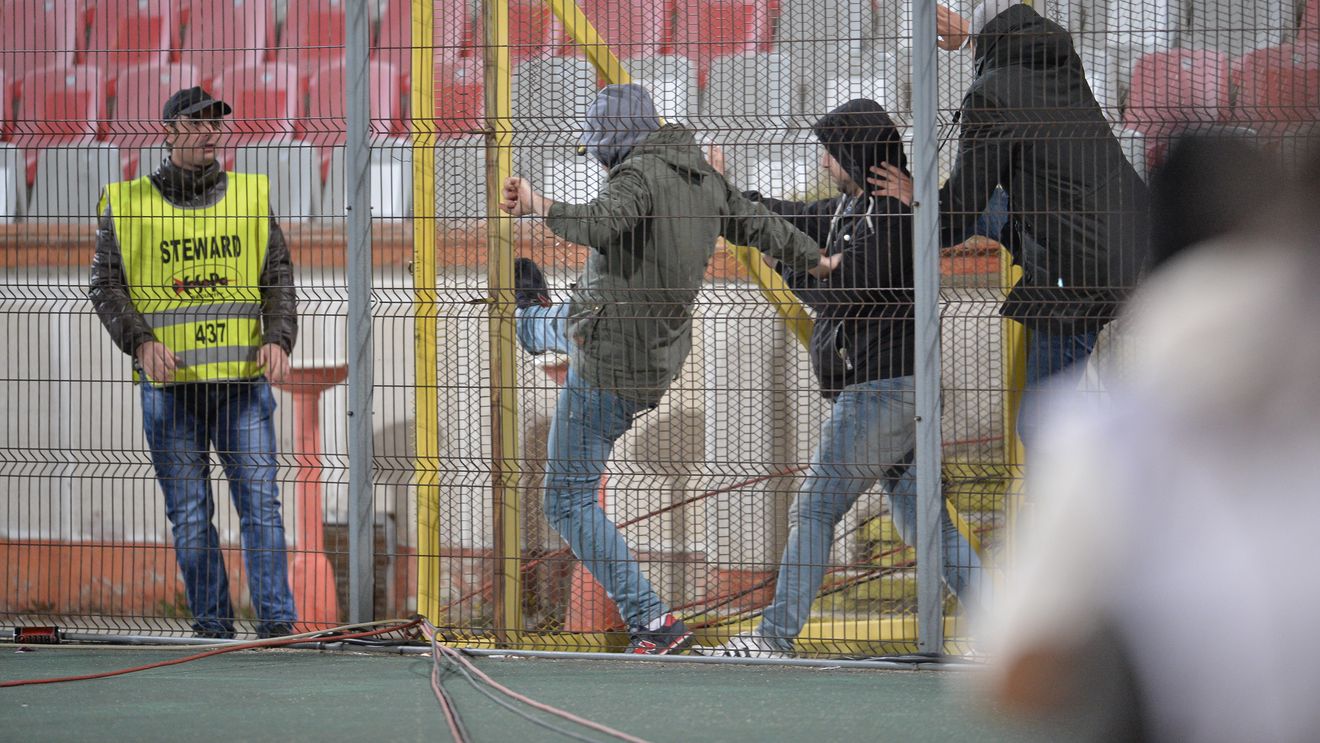 Ultrașii din PCH nu au mai suportat umilința! GALERIE FOTO | Gestul extrem al fanilor, în timpul meciului cu Viitorul. Ce au făcut înainte ca jandarmii să intervină