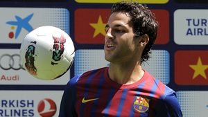 Fabregas a fost "BLINDAT" de BarÃ§a cu o clauză de reziliere FABULOASĂ‚!** VEZI ce număr va purta mijlocașul! VIDEO