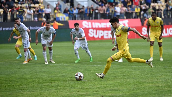 Bătălia pentru salvarea de la retrogradare declanșează scandalul momentului în Superliga! Acuzații reciproce de blat între cluburile care trag cu dinții de locul în prima divizie: „E la fel de dubios precum e și ratarea penalty-ului!”. VIDEO