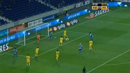 VIDEO A venit în careu să marcheze și a reușit...doar că a greșit poarta!** Autogolul penibil care îl face pe Bănel să răsufle ușurat