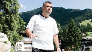 Cosmin Olăroiu, al 24-lea antrenor român la o echipă națională străină