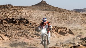 Emanuel Gyenes, prima zi cu probleme în Raliul Dakar 2021. Românul a încercat să limiteze pagubele în etapa a 3-a, dar la finalul zilei a pierdut șefia la clasa Malle Moto