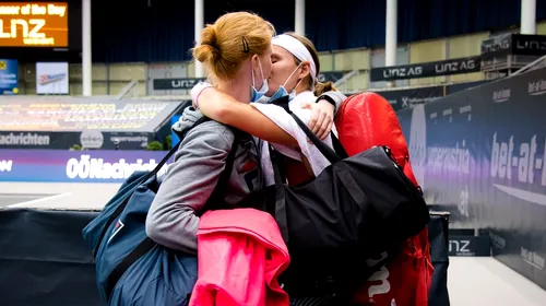 Cea mai bună dovadă că Paris este orașul iubirii! Două jucătoare de tenis s-au sărutat în arena de la Roland Garros | FOTO