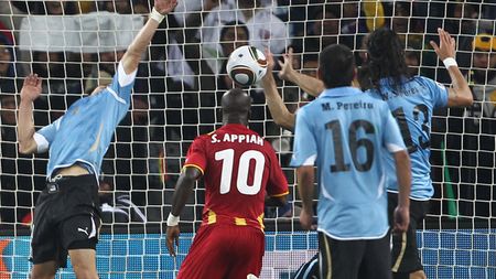 "Ghana putea câștiga Cupa Mondială!** Suarez e un trișor! N-a fost 'mâna lui Dumnezeu', ci a diavolului!"