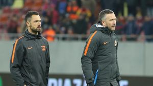Dedicație de la MM Stoica pentru Miriuță: "Cunoaștem destui paznici de noapte morți ziua. Mai întâi să-l bată pe Hagi". Și dedicație pentru rivali: "Dacă intra scărița lui Denis, începea Turneul Campionilor!" 