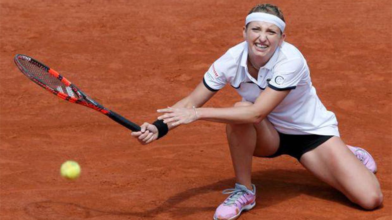 Scurta, armă albă pe terenul de tenis. Lovitura care îi este recomandată Simonei Halep face victime, la propriu. Timea Bacsinszky a avut ghinion la antrenament și ar putea rata sezonul pe zgură. Un star din ATP a suferit și mai mult, în trecut