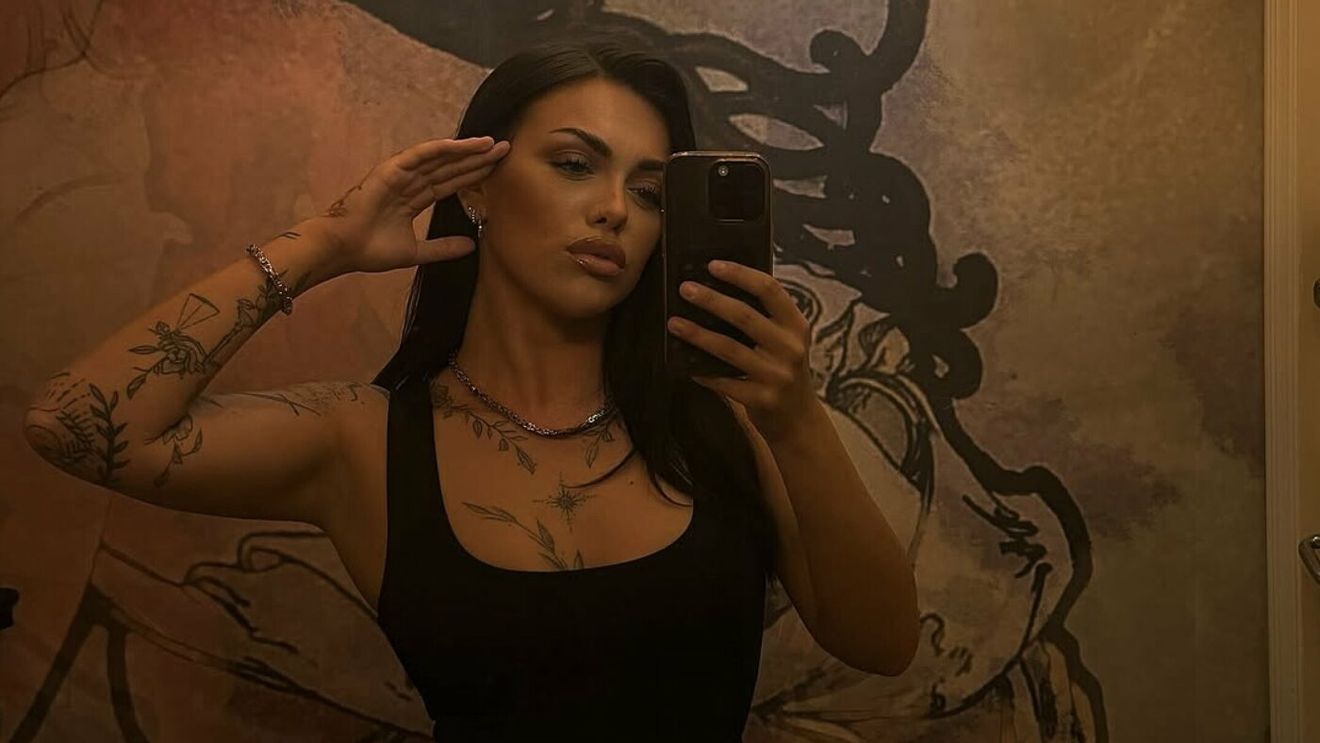 Controversata vedetă de 21 de ani și-a dat întâlnire cu milionarul cu 14 ani mai bătrân și au fost prinși