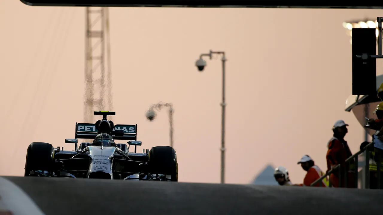 Ponta, fotografiat la Abu Dhabi într-un club aflat în parcarea circuitului de Formula 1 unde se decide titlul mondial. Lobby pentru Forza Rossa?