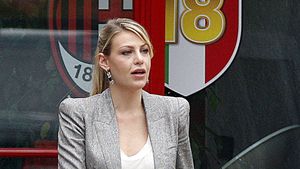 Sunt gata să vândă. Familia Berlusconi vrea să cedeze o parte din acțiunile pe care le deține la Milan: Emirates și Gazprom au intrat în cursă