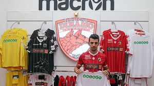 OFICIAL | Un nou transfer pentru Rednic! Jucătorul trecut prin Serie A a fost prezentat la Dinamo