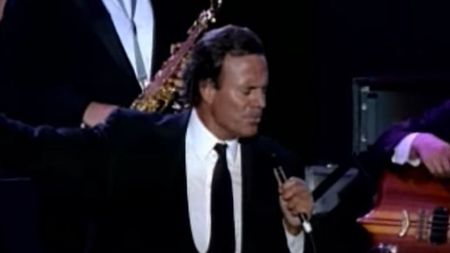 Imaginea șoc care a stârnit panică în rândul fanilor lui Julio Iglesias! Cum a fost surprins artistul milionar | FOTO