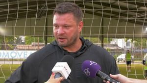 Marius Niculae face haz de necaz după ce Dinamo a fost obligată de Nicolae Badea să își schimbe denumirea și stema: „Chiar glumeam că ar putea deveni FCDB!”