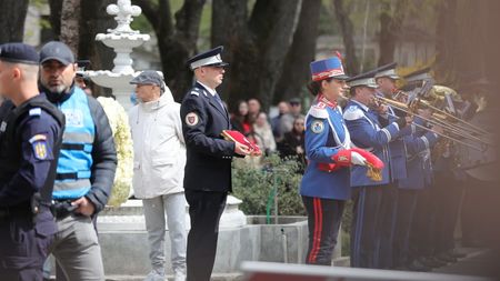 Cum au fost onorurile militare de la cimitirul Bellu la înmormântarea lui Mircea Lucescu