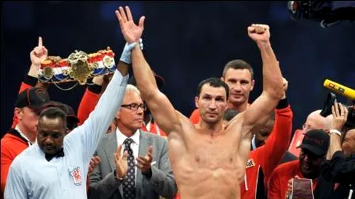 Vladimir Klitschko s-a impus prin KO tehnic în repriza a șasea!** Ucraineanul și-a păstrat titlurile WBA-IBF-WBO la categoria grea VIDEO