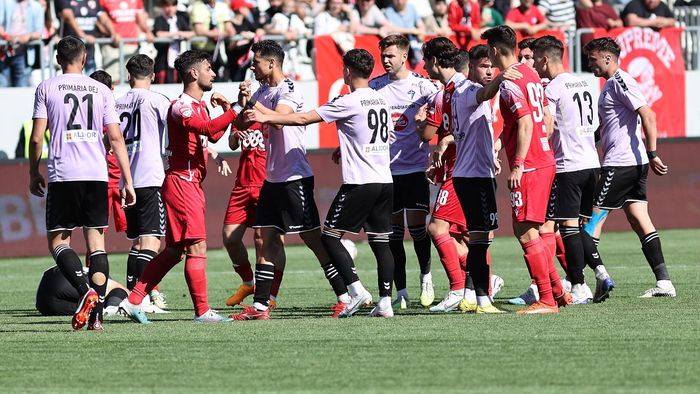 VIDEO | Scene reprobabile la finalul meciului Dinamo - Unirea Dej. Unul dintre jucătorii lui Ovidiu Burcă, filmat când se înjură cu spectatorii. În timpul jocului au avut loc și alte momente tensionate în tribună