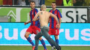 Fanul Stelei care a intrat pe teren nu mai are voie pe stadioane!** "Am vrut să dau gol!"