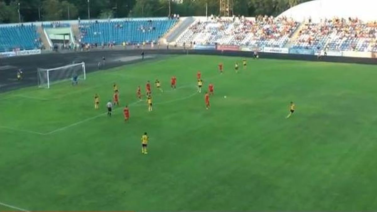 Prinde podiumul în topul celor mai frumoase goluri ale anului!** VIDEO Trasor de la 40 de metri, direct în vinclu, portarul a mulțumit că nu a fost pe direcția "rachetei"