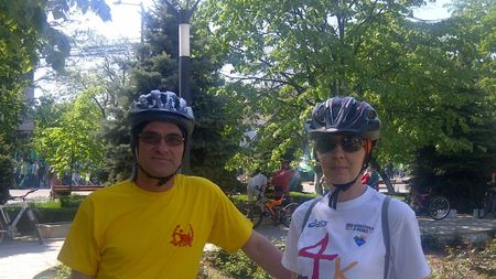 Au mai rămas câteva ore până la MAREA PEDALARE | O familie pe bicicletă: Anda și Claudiu Dumbrăveanu, Ocolul Pâmântului în șa. "Cum soția făcea echitație, eu am început să alerg prin pădure"