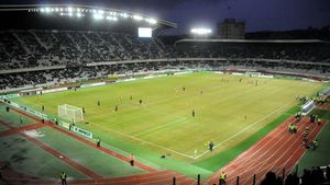 Derby-ul Clujului a început cu noi incidente!** Un steward a fost lovit de o petardă aruncată în teren de galeria CFR-ului